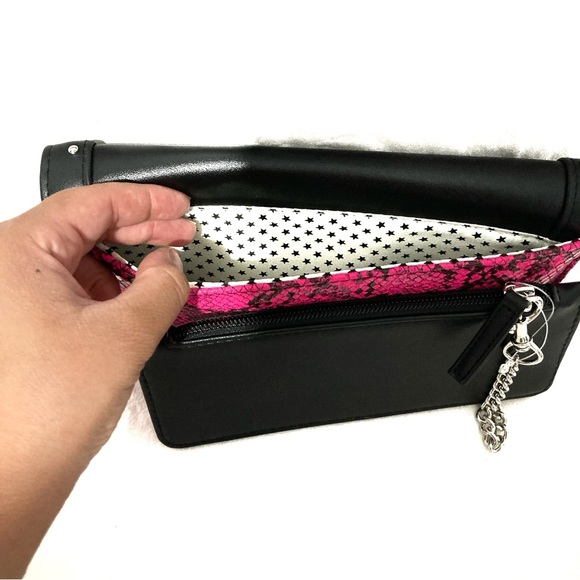 No Boundaries Hot Pink Faux Snakeskin Wristlet Clutch Wallet - Picture 3 of 6